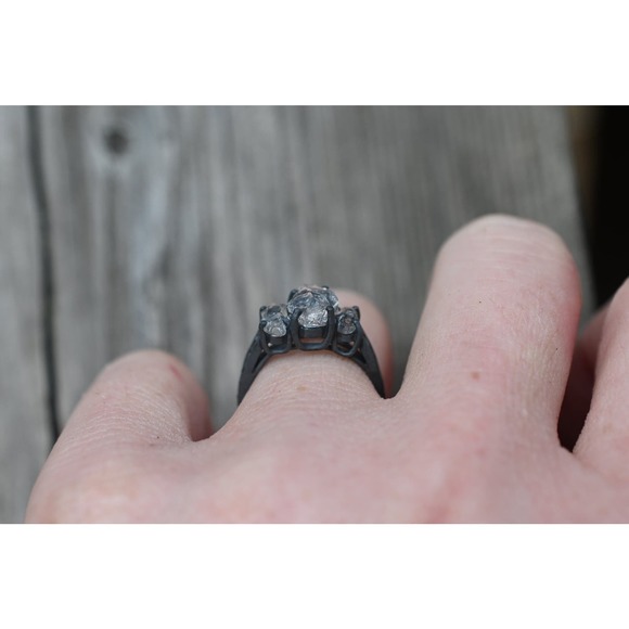 alternative raw diamond engagement rings, raw crystal ring, round or oval cut - Picture 4 of 5